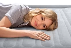 Intex Comfort Plush Hoog Luchtbed - Queensize - Ingebouwde Elektrische Pomp -Speciaalzaak Voor Kampeerartikelen 1320 1900 64414 inuse4 2022 300