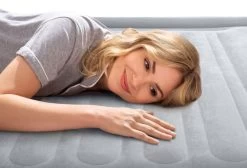 Intex Comfort Plush Luchtbed - Tweepersoons - Ingebouwde Elektrische Pomp -Speciaalzaak Voor Kampeerartikelen 1320 1900 67768 inuse2 2022 300
