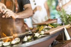 OFYR Island Corten 85 Teak Wood 11 OFYR Island Corten 85 Teak Wood -Speciaalzaak Voor Kampeerartikelen 800 1200 ofyr locatie shoot2295